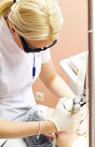 يقوم الطبيب بإجراء عملية التحليل الحراري الضوئي